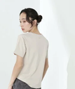 NATURAL BEAUTY BASIC メタルプレート刺繍Tシャツ ナチュラルビューティベーシック トップス カットソー・Tシャツ ベージュ グレー ホワイト