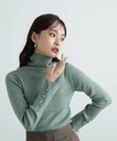 N. Natural Beauty Basic パールボタンタートルネックニット《WEB限定商品》 エヌ ナチュラルビューティーベーシック* トップス ニット ホワイト グレー ベージュ グリーン【送料無料】