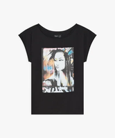 agnes b. FEMME SEU8 TS FRAGILE アーティストTシャツ Dan Kitchener アニエスベー トップス カットソー・Tシャツ ブラック【送料無料】