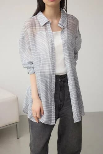 AZUL BY MOUSSY バックスリット総柄シアーシャツ