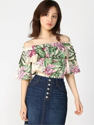 GUESS MARCIANO/(W)OFF-SHOULDER CROP TOP