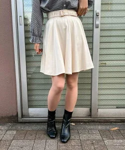 axes femme POETIQUE パールバックルフレアスカート