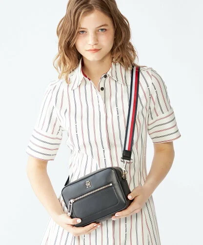 TOMMY HILFIGER アイコニックトミーカメラバッグ