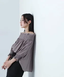 NATURAL BEAUTY BASIC シャーリングオフショルブラウス