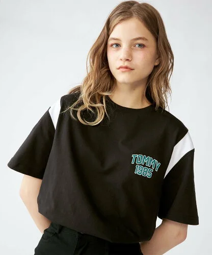 TOMMY JEANS 【オンライン限定】TJM REG VARSITY MESH TEE