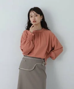 N. Natural Beauty Basic シャーリングカフスブラウス