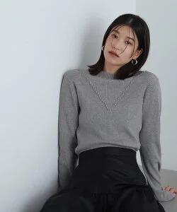 N. Natural Beauty Basic デザインネックリブニット